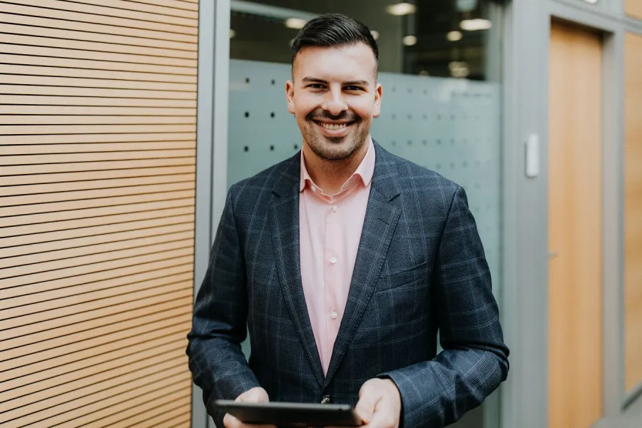 Mitarbeiter lächelt in Kamera