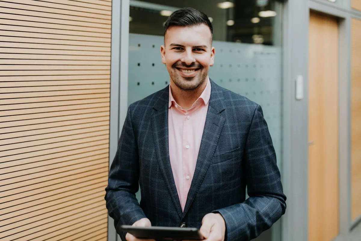 Mitarbeiter lächelt in Kamera