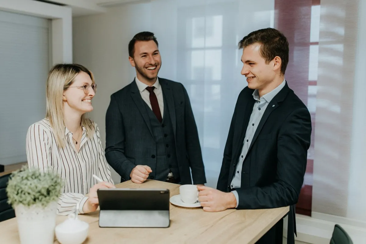 Mitarbeitende unterhalten sich